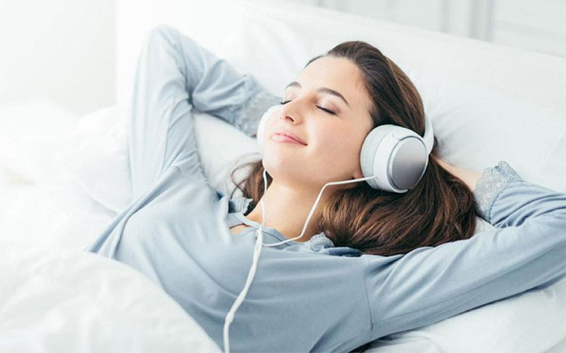 Có rất nhiều người truyền tai nhau về công dụng tuyệt vời của việc nghe tiếng Anh khi ngủ